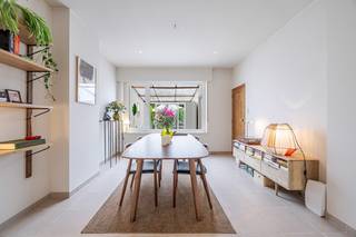 LICHTRIJKE HALF-OPEN WONING in de aangename Bloemenstraat, op wandelafstand van Brugge en het station. De KARAKTERVOLLE SFEER in deze...