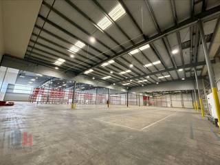 Instapklare industrieel bedrijfsgebouw met unieke combinatie van magazijnen, kantoren en ruime buitenopslag te LummenStrategisch gelegen vlakbij de...