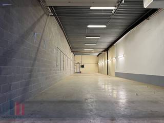 Strategisch gelegen magazijn van 185 m² te huur bij de op- en afrit 21 Herentals-Industrie van de E313, in Industriepark ‘Klein Gent’.De loods is...