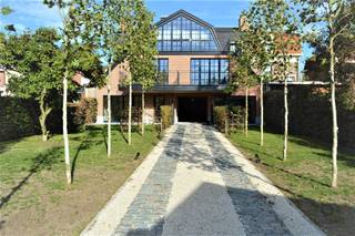 <p><span>Super deluxe 2-slaapkamer appartement met uitstraling.</span></p><p><span>Deze appartementen hebben een afgesloten oprit en bij het binnen komen een mooie laan.</span></p><p><span>Terras aan de Zuidwest zijde met veel groen en privacy. Prachtige nieuwbouw stijl, voorzien van veel smeedwerk in combinatie met hout.</span></p><p><span>Deze appartementen zijn zeer licht en schitterend gelegen. Zij hebben allen een kelderberging en achteraan het gebouw hebt u een autostaanplaats bij te huren aan €85 p/mnd.</span></p><p><span>Dit appartement biedt enorm veel privacy. </span></p><p><span>Bij het binnenkomen van dit pand reikt de gezelligheid; de woonkamer op prachtige eiken parket die naadloos doorloopt naar de beide slaapkamers.</span></p><p><span>De keuken voorzien van Miele toestellen en deze bezit genoeg kastruimte. Aanpalend een berging.</span></p><p><span>De marmeren look samen met het hout en smeedijzer geeft het een zeer rijkelijke en warme indruk.</span></p><p><span>Je kan dan ook gerust je ontbijt of een gezellige apero nemen aan het enorme keukenblad.</span></p><p><span>De badkamer die aanpalend is bij de ruimste slaapkamer, is voorzien van bad en douche, dubbele lavabo en toilet. Voorzien van een warme zandkleurige tegel en mozaiek. </span></p><p><span>Tweede slaapkamer evenwel met veel lichtinval, is tevens ook voorzien van een douchekamer met lavabo en meubel.</span></p><p><span>Het ganse appartement is voorzien van vloerverwarming, per kamer regelbaar.</span></p><p><span>Het appartement is een absolute aanrader voor wie van rust en luxe houdt en doch in het centrum van Schilde wil vertoeven.</span></p><p><span>Autostaanplaats aan €100 p/mnd.</span></p><p><span>Vaste kosten zijn €125 p/mnd.</span></p><p><span> </span></p><p><span>Een echt top appartement! Bezoekje waard.</span></p><p><span> </span></p>