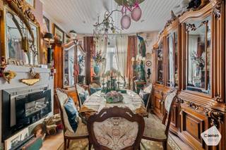 Cet appartement est situé au premier étage, à seulement <strong>100 mètres</strong> du centre animé de Blankenberge.<br />Il allie un <strong>charme authentique</strong> à une <strong>bonne performance énergétique</strong>. Grâce à son <strong>emplacement central</strong> et à son agencement pratique, c’est le logement familial idéal pour ceux qui souhaitent vivre confortablement et au calme, tout en restant à proximité de toutes les commodités.<br />De plus, il offre une excellente opportunité de rénovation, permettant de l’aménager entièrement selon vos goûts et votre style.<br />Il est également possible de <strong>louer</strong> un <strong>garage</strong> attenant.<br /><br /><u>Disposition :</u><br />En entrant, vous découvrez un <strong>séjour</strong> <strong>plein</strong> de <strong>caractère</strong> qui évoque immédiatement une <strong>ambiance</strong> chaleureuse et <strong>authentique</strong>. Le salon est relié à la <strong>cuisine</strong>, <strong>équipée</strong> <strong>de</strong> <strong>l’essentiel</strong>, créant ainsi une atmosphère ouverte et conviviale. L’appartement dispose de <strong>deux</strong> <strong>chambres</strong>. La <strong>salle</strong> <strong>de</strong> <strong>bain</strong> est équipée d’une <strong>douche</strong> fonctionnelle.<br /> <br />Grâce à ses <strong>nombreux</strong> <strong>atouts</strong>, ce bien peut convenir aussi bien comme <strong>résidence</strong> <strong>principale</strong>, comme <strong>seconde</strong> <strong>résidence</strong> ou comme <strong>investissement</strong> locatif.