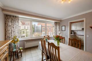 - Instapklaar appartement op de eerste verdieping<br />- Ideale ligging in Ieper: Meenseweg 17/1B <br />- Uitstekend EPC: label B! (UC: 3856388)<br />- Lichtrijke leefruimte met eetplaats en zithoek<br />- Keuken met handige, aanpalende berging<br />- 2 volwaardige slaapkamers<br />- Balkon<br />- Badkamer met douche en wastafel<br />- Achterliggende garage<br />- Richtprijs: € 248.000