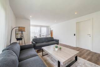 Ben je op zoek naar een instapklaar appartement met garage op een topligging in Sint-Niklaas? Lees dan zeker verder!
<p>Gelegen in de geliefde Kiemerstraat, vlak bij het centrum van Sint-Niklaas, vind je dit instapklare appartement. Dankzij de centrale ligging geniet je van een uitstekende bereikbaarheid met winkels, scholen, openbaar vervoer en invalswegen in de nabije omgeving. Bovendien zorgt de garage – die verplicht mee aan te kopen is – voor extra comfort en veiligheid.<br /><br />Indeling:<br />-2deV: Via de inkomhal (3 m²) betreed je de lichtrijke leefruimte (24 m²), die dankzij haar royale afmetingen een aangename woonbeleving biedt. Aansluitend bevindt zich een volledig uitgeruste keuken (7 m²), voorzien van alle nodige comfort. Vanuit de keuken is er toegang tot een aparte berging (3 m²) met aansluiting voor wasmachine en droogkast. Verder beschikt het appartement over een badkamer (4 m²) met een inloopdouche, een wasmeubel en een toilet. Ten slotte zijn er twee volwaardige slaapkamers: één van 13 m² en één van 12 m², ideaal voor koppels, gezinnen of als extra bureauruimte.</p>
<p>De garage dient verplicht mee aangekocht te worden voor €20.000, wat het plaatje compleet maakt.</p>
<p>Ben je op zoek naar een goed gelegen appartement met garage in Sint-Niklaas? Contacteer ons vandaag nog voor een bezoek!</p>