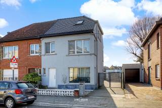 This charming semi-detached house, located in the heart of Beveren, offers the perfect combination of space, comfort, and a convenient location...