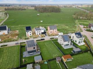 Deze bouwgrond is gelegen in een rustige, groene omgeving in Wolvertem, omringd door uitgestrekte velden.<br />Hier geniet u dagelijks van een open uitzicht en een serene woonomgeving.<br /><br />De grond is geschikt voor een open bebouwing met twee bouwlagen en een dakverdieping.<br />De maximale gevelbreedte bedraagt 8 meter, met een toegestane bouwdiepte van 12 meter op het gelijkvloers en 12 meter op de verdiepingen.<br /><br />Naast het gebouw mag er een carport geplaatst worden tot aan de perceelsgrens.<br /><br />Dankzij de gunstige ligging bevindt u zich in een kindvriendelijke buurt, met vlotte toegang tot handelszaken, scholen, openbaar vervoer en belangrijke invalswegen.<br />Bovendien is de grond vrij van aannemer en zonder bouwverplichting, waardoor u volledige vrijheid heeft bij het realiseren van uw woondroom.<br /><br />De bouwvoorschriften kunnen op afspraak worden geraadpleegd op kantoor. Voor meer informatie staan wij u graag te woord!