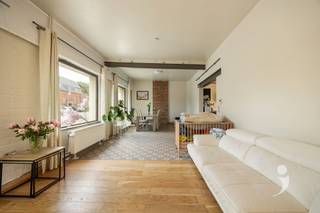 <p><span>Op zoek naar een ruime woing met een centrale ligging in Haacht? Dan is deze instapklare woning zeker een bezoek waard.</span></p><p><span> </span></p><p><span>Op het gelijkvloers geniet u van een lichtrijke leefruimte met zithoek en eetplaats. Aansluitend is er een functionele keuken met gasvuur, wastafel en voldoende kastruimte. Naast de keuken is er nog een praktische bijkeuken/wasplaats en een gastentoilet. </span></p><p><span> </span></p><p><span>De eerste verdieping telt drie zeer ruime slaapkamers met een authentieke houten vloer. Verder is er een badkamer met bad-douchecombinatie, wastafel en een tweede toilet. De ruime zolderverdieping biedt bovendien de mogelijkheid om extra kamers te creëren. Daarnaast beschikt de woning over een kelder, ideaal als stockageruimte, en een extra buitenberging.</span></p><p><span> </span></p><p><span>Buiten geniet u van een binnenkoer/terras.</span></p><p><span> </span></p><p><span>De woning werd reeds uitgerust met hoogrendementsbeglazing en de elektriciteit is conform. De woning is momenteel verhuurd.</span></p><p><span> </span></p><p><span>Interesse in deze woning? Contacteer ons op 016 15 31 15 of info@immolivit.be</span></p><p><span> </span></p><p><span> </span></p>
