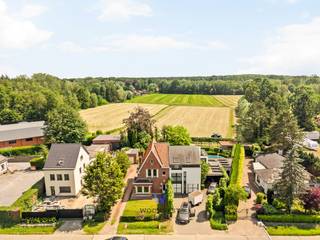 Wie durft te renoveren, wordt hier rijkelijk beloond. Deze halfopen woning in Waasmunster straalt potentieel uit: ruime volumes, een knusse haard, een zonnige tuin met open veldenzicht én de mogelijkheid tot maar liefst vier slaapkamers.<br /><br />Indeling: <br /><br />De lichtrijke leefruimte met sfeervolle haard nodigt uit om tot rust te komen, aangevuld met een aparte eethoek en gesloten keuken. De badkamer met toilet, bad &amp; lavabocompleteert het gelijkvloers.<br /><br />Op de eerste verdieping vind je twee ruime slaapkamers en een kleinere derde kamer — perfect als kinderkamer of berging. Via een vaste trap bereik je de tweede verdieping, die moeiteloos uitgeeft op een vierde, extra ruime slaapkamer.<br /><br />Buiten wacht een gezellige tuin met zicht op de omliggende velden, en een aparte garage met sectionaalpoort.<br /><br />Troeven:<br />- Potentieel van 4 volwaardige slaapkamers<br />- Lichtrijke leefruimte met authentieke haard<br />- Aparte garage met sectionaalpoort<br />- Perceel van 595 m²<br />- Tuin met open veldenzicht<br />- Vlotte verbinding met E17, Lokeren centrum en Waasmunster<br />- Woning met eindeloze mogelijkheden<br /><br />Nieuwsgierig? Contacteer Gilles voor een bezoek zonder engagement.<br /><br />📧 gilles@woonvast.be 📞 0491 94 95 38 🌐 www.woonvast.be