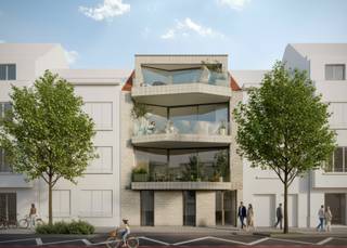 Op de eerste verdieping van de nieuwbouwresidentie “Finion” bevindt zich dit breed twee-slaapkamer appartement met een bewoonbare vloeroppervlakte van 76 m², aangevuld met een extra groot zonneterras van 24 m². Het terras is perfect georiënteerd, waardoor u de hele dag door van de zon kunt genieten.<br /><br />De indeling is bijzonder doordacht en comfortabel. De brede woonkamer met een gevelbreedte van maar liefst 7,25 meter zorgt voor een open en luchtig gevoel en geeft rechtstreeks toegang tot een zonneterras aan de straatzijde. Aansluitend vindt u een open en volledig ingerichte keuken, aangevuld met een praktische bijkeuken/bergruimte/wasplaats.<br /><br />In de inkomhal is er een apart gastentoilet. Achteraan bevinden zich twee volwaardige slaapkamers, die beide directe toegang bieden tot het extra grote zonneterras — een echte meerwaarde voor wie houdt van buitenleven. De moderne badkamer is uitgerust met een comfortabele inloopdouche.<br /><br />Dankzij de hedendaagse architectuur, de kwalitatieve afwerking en de nieuwste energienormen geniet u hier van een duurzame woonkwaliteit. De centrale ligging op wandelafstand van winkels, restaurants, het station en de zee maakt dit appartement ideaal als vaste woonst, tweede verblijf of investering.<br /><br />Aankoop aan 6% BTW mogelijk.<br /><br />Meer informatie over dit mooie project?<br />📞 Contacteer ons via 050/89.27.70