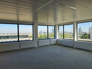 Gerenoveerde kantoren gelegen aan de binnenring tussen de metrohaltes "Trône" en "Porte de Namur", in het hart van de europese wijk. Ze zijn...
