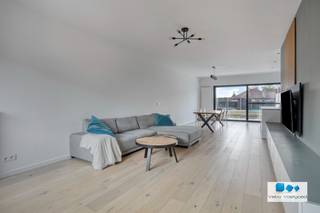 Op een uitstekende locatie te Nijlen bevindt zich deze zéér ruime woning op leuk perceel van 455 m².<br /> <br />Deze energiezuinige woning met EPC label A is gelegen in een rustige, kindvriendelijke straat op wandelafstand net buiten het centrum van Nijlen wat ervoor zorgt dat winkels, scholen en openbaar vervoer binnen handbereik zijn. Autostrade E313 makkelijk bereikbaar.<br /><br />We betreden de woning langs de voordeur waarop we in de inkomhal met vestiaire en gastentoilet terecht komen. Deze geeft toegang tot de riante leefruimte met gezellige zithoek, geïntegreerde bureauruimte en eetplaats. Aansluitend bevindt zich de recent ingerichte open keuken met alle hedendaags comfort alsook alle toestellen. Aanpalend bevindt een handige bijkeuken.<br /><br />Terug in de inkomhal zorgt de trap voor een connectie met het 1 ste verdiep. Hier geeft de overloop toegang tot, masterbedroom met ensuite dressing en badkamer, 2 slaapkamers, aparte badkamer met inloopdouche en ligbad en linnenkamer met voorziening wasmachine. Op het 2 de verdiep zijn er nog 2 extra slaapkamers.<br /><br />Tot slot geniet deze instapklare woning een gezellige, onderhoudsvriendelijke tuin met achtertoegang, waar het heerlijk vertoeven is. Verder beschikt de woning over een inpandige garage voor één wagen.<br /><br />Troeven: 16 zonnepanelen, airco-units, laadpaal, domotica - NIKO home.<br /> <br />Recente woning met gunstige woonoppervlakte waar uw bezoek een beleving zal zijn.
