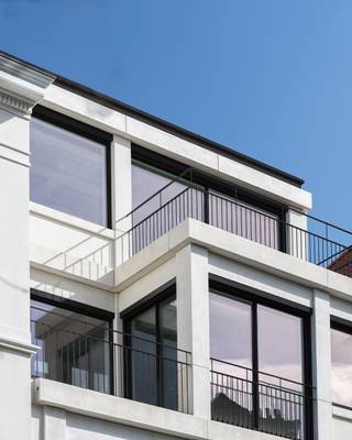 <strong>Wonen in grandeur aan de Coupure. </strong> <strong>Exclusief penthouse appartement (180 m²) met twee terrassen aan de Coupure</strong><br /><br /><em>Voor meer informatie, mail naar info@carloeggermont.be</em><br /><br />In een exclusief en kleinschalig woonproject aan de Coupure presenteren wij een bijzonder ruim en karaktervol (casco plus) penthouse appartement van 179 m² met onder meer twee slaapkamers, twee badkamers en twee terrassen. Een zeldzame opportuniteit voor wie op zoek is naar volume, licht en authenticiteit, gecombineerd met het comfort van nieuwbouw.<br /><br />Het project omvat de totaalrenovatie van een 19e-eeuwse herenwoning, uitgebreid met een hedendaagse toevoeging in een lichte en complementaire architecturale vormentaal, naar een ontwerp van MOEA Architectural Design Studio.<br /><br />Het appartement bevindt zich op de derde en bovenste verdieping en strekt zich uit over meer dan 20 meter gevelbreedte. Dankzij de optimale oriëntatie geniet u van een open zicht op de Coupure. Hoge plafonds en royale raampartijen versterken het ruimtelijk gevoel, terwijl zorgvuldig, uitgepuurde indeling zorgt voor de nodige geborgenheid.<br /><br />Het wooncomfort wordt versterkt door een potentiële aankoop van een private parkeerplaats en extra bergruimte. Een gemeenschappelijke fietsenstalling is voorzien.<br /><br />Een uitzonderlijk aanbod voor wie wil wonen aan de Coupure met zicht op zowel het water als over de stad. <br /><br /><em><u>Deze verkoop geschiedt onder registratierechten.</u></em>