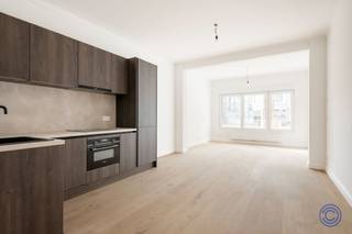 <p><span>Gelijkvloers appartement met kantoor en ruim terras in Antwerpen</span></p><p><span>In de rustige Osystraat in Antwerpen vindt u dit gelijkvloerse appartement met twee slaapkamers, een aansluitend kantoorgedeelte en een zuidoost gericht terras van circa 24 m². De combinatie van wonen en werken, de kwalitatieve afwerking en de centrale ligging maken dit een bijzonder veelzijdig eigendom. Het pand maakt deel uit van een volledig gerenoveerd gebouw met lift en videofoon.</span></p><p><span> </span></p><p><span>Indeling</span></p><p><span>De ruime gemeenschappelijke inkomhal biedt toegang tot het appartement en het achtergelegen kantoor. Vanuit deze hal bereikt u ook een fietsenberging, die uitsluitend door het appartement en het kantoor wordt gebruikt.</span></p><p><span>Het appartement beschikt over een eigen inkomhal met gastentoilet, die uitgeeft op de leefruimte met open keuken. De ruime keuken is uitgerust met kwalitatieve toestellen, waaronder een grote oven, een koelkast met afzonderlijke diepvries, een inductiekookplaat en een vaatwasser. De parketvloer geeft het woongedeelte een warme uitstraling.</span></p><p><span>Verder beschikt het appartement over twee slaapkamers van circa 15 m² en 8 m² en een praktische badkamer met lavabomeubel en regendouche.</span></p><p><span>Het achtergelegen kantoorgedeelte omvat twee afzonderlijke kamers van elk circa 10 m² en een grote polyvalente ruimte van circa 30 m². Een stijlvolle tegelvloer zorgt hier voor een verzorgde afwerking. Zowel vanuit het appartement als vanuit het kantoor is er toegang tot het zuidoost gerichte terras van circa 24 m².</span></p><p><span>In de kelder bevinden zich bovendien twee privatieve, droge bergingen van circa 6 m² en 7 m².</span></p><p><span> </span></p><p><span>Belangrijkste troeven</span></p><ul><li><span>Veelzijdige combinatie van wonen en werken.</span></li><li><span>Gelijkvloerse ligging in een volledig gerenoveerd gebouw.</span></li><li><span>Zuidoost gericht terras van circa 24 m², bereikbaar vanuit het appartement en het kantoor.</span></li><li><span>Kwalitatief uitgeruste keuken en parketvloer in het woongedeelte.</span></li><li><span>Twee slaapkamers en een afzonderlijk kantoorgedeelte met twee kamers van elk circa 10 m² en een polyvalente ruimte van circa 30 m².</span></li><li><span>Fietsenberging voor exclusief gebruik door het appartement en het kantoor.</span></li><li><span>Twee privatieve kelderbergingen.</span></li><li><span>EPC-label C, conforme elektrische keuring en asbestveilig.</span></li><li><span>Rustige, doodlopende straat op een centrale locatie in Antwerpen.</span></li></ul><p><span> </span></p><p><span>Algemene informatie</span></p><p><span>De maandelijkse gemeenschappelijke kosten worden geraamd op circa € 40. Daarnaast bedraagt de provisie voor verwarming circa € 75 per maand. Het appartement beschikt over individuele meters voor elektriciteit en water.</span></p><ul><li><span>EPC: label C.</span></li><li><span>Elektrische keuring: conform het AREI.</span></li><li><span>Asbestattest: asbestveilig.</span></li></ul><p><span> </span></p><p><span>Het gebouw</span></p><p><span>Het volledig gerenoveerde appartementsgebouw omvat zes appartementen en een kantoor. Het gebouw is voorzien van een lift en een videofoon. Het aangeboden appartement en het kantoorgedeelte bevinden zich op het gelijkvloers.</span></p><p><span>Op de waarde van het appartement (€ 260.000) betaalt u 2% registratierechten (indien u aan de voorwaarden voldoet), op het gedeelte van het kantoor (€ 129.000) betaalt u 12% registratierechten.</span></p><p><span> </span></p><p><span>Ligging</span></p><p><span>Het pand is gelegen in de Osystraat in 2060 Antwerpen, een doodlopende straat met weinig autoverkeer. Hier combineert u een rustige woonomgeving met de nabijheid van het stadscentrum.</span></p><p><span>Openbaar vervoer bevindt zich in de directe omgeving, met onder meer Antwerpen-Centraal nabij. Voor het appartement wordt een nieuw parkje met een Velo-station aangelegd, wat de omgeving extra aantrekkelijk maakt.</span></p><p><span>Mobiscore: 9,7/10!</span></p><p><span> </span></p><p><span>De informatie in deze prospectus wordt uitsluitend ter informatie verstrekt. Kandidaat-kopers dienen zelf de verstrekte informatie te verkrijgen, te controleren en te interpreteren.</span></p><p><span> </span></p><p><span> </span></p>