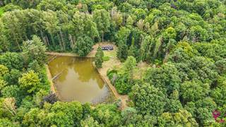 <p><span>Bij ImmoFusion 7/7 “open huis” : klik op onze 3D-TOUR.<br /></span><br />Te midden van het groen, aan een rustige zandweg in de Waterlozestraat in Hasselt, ligt dit unieke droombuitenverblijf dat rust, natuur en comfort moeiteloos combineert. Zodra je het domein betreedt, word je ondergedompeld in een oase van stilte, omringd door bossen en begrensd door een natuurlijke beek die het gevoel van totale ontsnapping versterkt.</p>
<p>De absolute blikvanger is de indrukwekkende vijver van meer dan 2000 m², gevoed door een natuurlijke bron en perfect geïntegreerd in het landschap. Hier lijkt de tijd stil te staan.</p>
<p>De charmante, vergunde chalet op het terrein is onmiddellijk bruikbaar en vormt het ideale toevluchtsoord voor wie op elk moment van het jaar wil genieten van vakantie in eigen land.</p>
<p>Of je nu een rustige plek zoekt om te ontspannen in het weekend of een natuurlijke uitvalsbasis voor langere verblijven, dit buitenverblijf biedt het allemaal.</p>
<p>Ondanks de volledige privacy en het landelijke karakter, is de bereikbaarheid uitstekend: de autostrade ligt op korte afstand, waardoor je snel en eenvoudig ter plaatse bent.</p>
<p>Pluspunten:<br /><strong>- </strong>Idyllische <strong></strong>ligging<strong><br /></strong>- Vergund en instapklaar buitenverblijf<br />- Grote natuurlijke vijver van meer dan 2000 m² met bron<br />- Gelegen aan een rustige zandweg<br />- Volledige privacy, omringd door bossen<br />- Grenzend aan een natuurlijke beek<br />- Ideaal voor ontspanning en vakantie in eigen land<br />- Uitstekende bereikbaarheid richting autostrade</p>
<p>Een zeldzame kans voor wie verlangt naar een plek waar natuur, stilte en comfort samenkomen. Dit is geen eigendom, dit is een manier van leven.<br /><br /><span>Voor een bezichtiging ter plaatse of meer info, bel ons op 078/78.78.70, of kom gewoon binnen op ons kantoor — steeds welkom!</span></p>