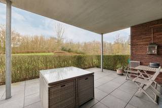 Wonen in alle rust, vlakbij het park van Schoten? Dan zit je hier goed. Dit ruime gelijkvloerse appartement ligt in een rustig privédomein,...