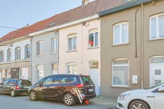 <p>In de Bruanestraat in Roeselare vinden we deze charmante, instapklare woning. De rustige ligging en praktische indeling maken dit pand een fijne thuis voor wie op zoek is naar comfortabel wonen. Dankzij de nabijheid van diverse voorzieningen geniet je hier van een vlot bereikbare ligging. <br /><br />De woning beschikt over een ruime woonkamer met aansluitend een functionele keuken en badkamer voorzien van aansluiting voor wasmachine. Op de eerste verdieping vinden we twee slaapkamers. De zolder met vaste trap biedt toegang tot extra bergruimte.<br />Verder beschikt deze woning over een zuidoost gerichte tuin met terras. <br /><br />Interesse? Neem contact op met Vanthuyne Vastgoed en plan je bezoek!</p>