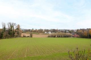 <span><strong>Gebouw gemengd gebruik op landelijke locatie in Zellik<br /><br /></strong></span>Combineert u graag wonen en werken en bent u hiervoor op zoek naar de ideale locatie? <br />Dan stellen wij u graag dit modern pand voor, gelegen op de <strong>Jan Dekeersmaekerstraat 25 te Zellik</strong>. <br />
<p>Het pand geniet van een zeer vlotte bereikbaarheid in de nabijheid van scholen, winkels, openbaar vervoer en de op- en afritten van de autosnelweg. Dankzij de landelijke ligging kan men zowel aan de voor- als achterzijde genieten van open, groene vergezichten.</p>
<p>Kortom, de ideale locatie voor zij die op zoek zijn naar ruimte, rust en bereikbaarheid.</p>
<span>Indeling </span><br />
<p>Het pand wordt momenteel uitsluitend gebruikt als kantoorgebouw en beschikt over <strong>drie volwaardige verdiepingen</strong> en een ruime vergaderruimte op de bovenste verdieping.</p>
<ul>
<li>
<p><strong>Gelijkvloers:</strong><br />7 kantoorruimtes (tussen 8 m² en 15 m²), een doucheruimte en een technische ruimte.</p>
</li>
<li>
<p><strong>Eerste verdieping:</strong><br />Een ruime, volledig uitgeruste keuken die perfect dienst kan doen als gezamenlijke eetruimte, evenals 6 kantoorruimtes (tussen 14 m² en 27 m²).</p>
</li>
<li>
<p><strong>Tweede verdieping:</strong><br />4 ruime kantoorruimtes en een toilet.</p>
</li>
<li>
<p><strong>Derde verdieping (“studio”):</strong><br />Een grote vergaderruimte van ca. 60 m², voorzien van een toilet en een gezellig terras.</p>
</li>
</ul>
<p>Deze ruimtes kunnen perfect omgebouwd worden tot ruime slaapkamers, woonkamer, badkamer,...</p>
<p>Aan de achterzijde van het gebouw bevindt zich een <strong>parking voor 8 wagens</strong>.</p>
<p>Het volledige gebouw is uitgerust met een aircosysteem en afgewerkt met moderne en kwalitatieve materialen.<br /><br /></p>
<strong>Klaar om van dit pand een uitzonderlijke combinatie tussen wonen en werken te maken? </strong><br />
<p>Contacteer ons vandaag nog voor een bezoek ter plaatse!<br /><br /><strong>info@impromove.be - 02 887 80 56</strong></p>