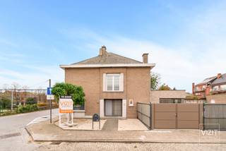 In een bijzonder rustige woonwijk, op wandelafstand van station, scholen en winkels, bevindt zich deze charmante hoekwoning met veel potentieel...