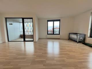 <p><span>Dit stijlvolle appartement bevindt zich op de tweede verdieping van een moderne residentie met lift, op een toplocatie vlak bij het station van Leuven.</span></p><p><span>De lichtrijke leefruimte sluit aan op het terras en vormt samen met de luxueuze open keuken een aangename leefomgeving. De keuken is volledig uitgerust met een vitrokeramische kookplaat, oven, vaatwasser en koelkast. Verder beschikt het appartement over twee slaapkamers van respectievelijk 9 m² en 11,5 m², een badkamer met dubbele lavabo en ligbad met douchemogelijkheid, en een apart gastentoilet.</span></p><p><span>Een ondergrondse autostaanplaats en privatieve kelder zijn inbegrepen. Extra comfort wordt geboden door de ingebouwde muziekluidsprekers in de slaapkamers en badkamer en de geluidswerende ramen.</span></p><p><span>Dankzij de uitstekende ligging bevinden het station, het centrum van Leuven, winkels en openbaar vervoer zich op wandelafstand. Bovendien geniet het appartement van een vlotte aansluiting op de ring van Leuven en de E314.</span></p><p><span>Er zijn geen gemeenschappelijke lasten. </span></p><p><span>Interesse in dit appartement? Contacteer A Property & Pelsmaekers via 02 253 4000 voor meer informatie of een bezoek.</span></p><p><span> </span></p><p><span> </span></p>