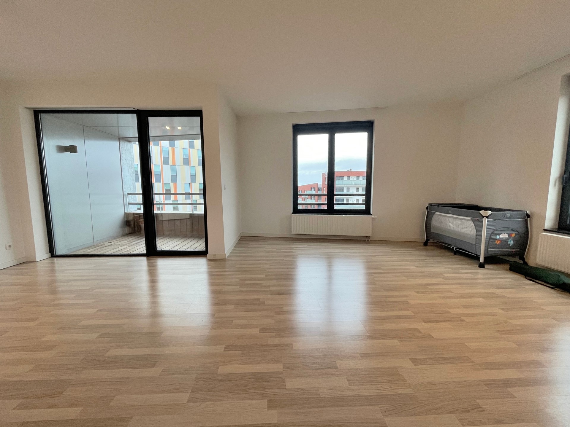 Appartement met 2 slaapkamers, terras en parking - foto 3