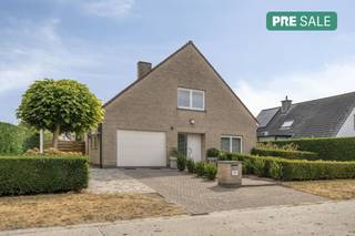 Langs de Jef Tinellaan bevindt zich deze hedendaagse, kwalitatief gerenoveerd (2017) villa (EPC B: 157, zonnepanelen, airco, asbestveilig...) dat u onder andere 5 slaapkamers (1 op het gelijkvloers; mogelijkheid tot gelijkvloers wonen), 2 badkamers, circa 271m2 bewoonbare oppervlakte, ruime garage (25m2), privatieve oprit met carport, verzorgde tuin met aangelegde terrassen en tuinhuis aanbiedt. Dit vrijstaand huis te koop op een perceel van 654m2 geniet van een centrale, rustige ligging in een kindvriendelijke buurt vlakbij het centrum van Maldegem, openbaar vervoer, buurtwinkels, warenhuizen, scholen en met een vlotte verbinding richting Brugge, Aalter, Eeklo, Gent....<br />Indeling:<br />* Gelijkvloers (circa 134m²):<br />- Inkomhal (17m²) met gastentoilet;<br />- lichtrijke woonkamer (56m²) met parket, ingebouwde kasten, schuifraam dat u toegang tot de gunstig georiënteerde tuin met aangelegde terrassen en tuinhuis aanbiedt;<br />- volledig uitgeruste, hedendaagse leefkeuken (Dovy);<br />- praktische berging (3m²) aansluitend aan de leefkeuken;<br />- slaapkamer 1 (15m2; mogelijkheid tot gelijkvloers wonen) / mogelijkheid tot bureau;<br />- badkamer 1 (10m²) voorzien van inloopdouche, lavabo in meubel en toilet;<br />- wasplaats (8m²) voorzien van wasverzachter, aansluiting voor wasmachine;<br />- ruime garage (25m2) met automatische poort + carport + privatieve oprit.<br />* Eerste verdieping (circa 102m²):<br />- Nachthal (18m²);<br />- 4 ruime slaapkamers (36m², 16m², 12m² &11m²);<br />- badkamer 2 (9m2) met inloopdouche, dubbele lavabo in meubel en toilet.<br />* Zolderverdieping (circa 35m²):<br />- Praktische zolderverdieping (35m2) met opslagmogelijkheid.<br /><br />De eigendom wordt aangeboden via de Pre-sale formule. Op 26/09/2026 tussen 09:00 en 13:00 kan u het huis op afspraak komen bezichtigen en een bod uitbrengen. De vermelde prijs is een instelprijs. Voor meer info, gelieve contact op te nemen met de dossierverantwoordelijke.<br /><br />Bestuursmaatregelen in het maatregelenregister: nee