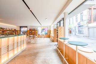 Dit <strong>aantrekkelijke handelspand van in totaal 186 m² </strong>is gelegen in een aangename straat, op wandelafstand van de Grote Markt. In de directe omgeving zijn er bovendien tal van parkeermogelijkheden wat de bereikbaarheid voor klanten en bezoekers zeer comfortabel maakt.<br /><br />Het pand is momenteel ingericht als wijnbar, dit concept kan perfect worden overgenomen. Daarnaast biedt het geheel ook tal van andere invullingen zoals:<br />- zelfstandig beroep of vrij beroep<br />- kapsalon of schoonheidsinstituut<br />- medische of paramedische praktijk<br />andere handels- of dienstverlenende activiteiten.<br /><br />De afwerking van het pand is <strong>modern en kwalitatief, </strong>met een sterke focus op <strong>uitstraling en comfort</strong>. De grote raampartijen zorgen voor een overvloed aan <strong>natuurlijk daglicht</strong>, wat bijdraagt aan een<strong> aangename en open sfeer</strong>. Verder beschikt het pand over een kitchenette en toiletten. Een <strong>aparte scheidingswand</strong> creëert een extra ruimte van 89 m² die flexibel kan worden ingericht als vergaderzaal, evenementenzaal of atelier, afhankelijk van de behoeften van de huurder. Deze ruimte is bovendien bereikbaar <strong>via een aparte inkomdeur.</strong><br /><br />Wens je een bezoek? <strong>Stuur een mail naar laurens@claves.be </strong>of bel 0476 21 35 46.