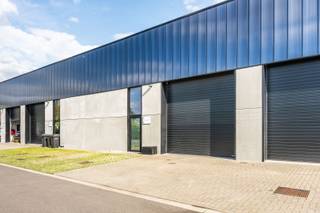 Deze ruime en polyvalente KMO-unit (unit 12) met een oppervlakte van 253 m² is ideaal voor diverse professionele activiteiten zoals opslag,...