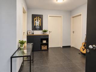 <span><strong>Ruim 2-slaapkamer appartement in residentie "De Plaetse" met zonnig terras, garagebox en private berging.<br /></strong></span><br /><span><strong>Een bezoek aanvragen kan eenvoudig via onze website: www.immodrie.be. Zoek het pand terug onder 'Te Huur' en selecteer vervolgens op de pagina de optie 'Bezoek inplannen'. Omwille van de grote reeks aanvragen, worden verzoeken via Immoscoop of andere portaalsites niet verwerkt.</strong></span><br />
<p>Bij het binnenkomen betreedt u de inkomhal, die een centrale verbinding vormt met alle vertrekken van het appartement. In de inkomhal is er bovendien ruimte voorzien voor het plaatsen van een vestiairekast, ideaal voor jassen en schoenen. Daarnaast blijft er nog voldoende open ruimte over voor een persoonlijke inrichting.</p>
<p>Vanuit de inkomhal komt u in de ruime, open leefruimte. Dankzij de aangename oppervlakte biedt deze ruimte verschillende mogelijkheden voor de inrichting van een comfortabele zithoek en een gezellige eetplaats. Vanuit de leefruimte heeft u bovendien een zicht op de halfopen hoekkeuken. Deze keuken is praktisch ingericht en voorzien van alle nodige toestellen, waaronder een vaatwasser, kookvuur en koelkast met vriesvak. Daarnaast is er voldoende opbergruimte aanwezig. Aansluitend aan de keuken bevindt zich een handige berging. Hier is de aansluiting voor de wasmachine voorzien en staat eveneens de cv-ketel.</p>
<p>Vanuit de leefruimte heeft u rechtstreeks toegang tot het zuidwestelijk georiënteerde terras. Dankzij de aanwezige zonneluifel kunt u hier op zonnige dagen heerlijk genieten, zowel overdag als tijdens de avonduren.</p>
<p>Terug in de inkomhal vinden we de toegang tot de twee slaapkamers. De eerste slaapkamer is ruim en biedt voldoende plaats voor een volwaardig bed, kasten en eventueel bijkomend meubilair. De tweede kamer is compacter en kan perfect dienstdoen als tweede slaapkamer, kinderkamer, dressing of praktische bureauruimte.</p>
<p>De badkamer is uitgerust met een ligbad met doucharmatuur en een badkamermeubel met dubbele wastafel. Daarnaast beschikt het appartement over een afzonderlijk toilet.</p>
<p>Op de kelderverdieping beschikt u over een afgesloten garagebox, voorzien van elektriciteit en verlichting. De garage is bovendien uitgerust met een elektrisch bedienbare poort. Daarnaast is er een ruime, afgesloten kelderberging aanwezig. Deze biedt mogelijkheden voor het stockeren van onder andere fietsen, vuilnisbakken, opbergrekken en allerhande huishoudelijke spullen. Ook hier zijn elektriciteit en verlichting voorzien.</p>