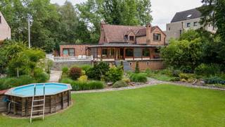 <p><span>Uitzonderlijke hoeve (met praktijkruimte) in een oase van groen op riant perceel</span></p>
<p><span> </span></p>
<p><span>Deze prachtige hoeve op een riant perceel is ideaal voor mensen die van rust en privacy houden maar toch centraal wensen te wonen. Door de idyllische tuin met waterpartijen en weilanden ervaart u een waar vakantiegevoel.</span></p>
<p><span>De tuin is een waar paradijs voor mensen die graag één zijn met de natuur of voor echte dierenliefhebbers. De hoeve zelf is voorzien van tal van authentieke elementen volledig in stijl met de woning. </span></p>
<p><span>Indeling</span></p>
<p>Via de inkomhal, met gastentoilet en vestiaire, kan je naar de zeer ruime leef- en eetruimte die beschikt over een prachtige open haard. Achter deze ruimtes bevindt zich de keuken die volledig uitgerust is met kasten en toestellen, alsook met tal van authentieke details. Door de grootte van de keuken kan je ook hier een tafel plaatsen om gezellig met het gezin te dineren. Zodra je in de zeer ruime veranda komt ervaar je onmiddellijk een wauw-gevoel. Het uitzicht op de achterliggende tuin, weilanden en waterpartijen is adembenemend. Door de talrijke glaspartijen ervaar je het gevoel te midden in het groen te wonen, eens zoveel. Deze ruimte kan volledig naar wens worden ingericht als tweede leefruimte, speel- en ontspanningshoek, hobbyruimte,... . Als je verder doorgaat kom je in een bureauruimte die tevens ook via een tweede inkomdeur toegankelijk is. Hierdoor is de woning ook ideaal voor mensen die een zaak of praktijk aan huis wensen.</p>
<p>Via de trap kan je naar de eerste verdieping. Hier bevindt zich de masterbedroom met aangrenzende dressingruimte en badkamer voorzien van dubbele lavabo, bad en douche. Er zijn tevens twee kinderkamers aanwezig en een tweede badkamer.</p>
<p>De woning beschikt verder over een volledige onderkeldering met tal van opbergruimte en garage.</p>
<p><span>De volledige woning beschikt over prachtige authentieke elementen en balken die de woning extra cachet geven. Vanuit elke ruimte heb je een prachtig uitzicht over de tuin en de achterliggende velden. </span></p>
<p>In de tuin ervaar je een uitermate vakantiegevoel. Door de zuidelijke oriëntatie geniet je de hele dag door van de zon. Er is een prachtige vijver waar verschillende dieren naartoe komen. Op de weilanden kan je zelf schapen, geitjes, alpaca's of andere dieren houden. Er zijn verschillende terrassen waarop je kan genieten van de zon of je kan plaatsnemen in de prachtig pergola. Op hete zomerdagen zorgt het zwembad voor de ultieme afkoeling.</p>
<p><span>Gesitueerd op een rustige groene locatie maar zeer centraal tegen N16 en andere invalswegen. Temse en Bornem centrum met g</span><span>ezellige restaurantjes en cafeetjes bevinden zich op fietsafstand. Deze buurt heeft een waaier aan voorzieningen, zoals kinderopvang, scholen, winkels, supermarkten, speel</span></p>