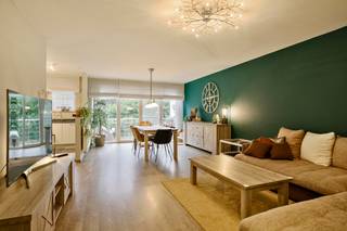 <p><strong><span>Dit recent appartement (2008) op de eerste verdieping geniet een uiterst gunstige ligging met prachtig zicht op groen. Het appartement situeert zich op de grens van Wilrijk en Hoboken en bevindt zich in een rustige en kindvriendelijke woonwijk. Aan de achterzijde is er een oase van rust en zicht op groen van op het zonnige zuid gericht terras. Het appartement beschikt tevens over een ruime staanplaats die optioneel mee wordt aangeboden (niet inbegrepen in vraagprijs).</span></strong><span></span></p>
<p><strong><span>Indeling:</span></strong><span><br />De inkomhal van het appartement sluit naadloos aan op alle overige ruimtes. Meteen links van de hal bevindt zich de warme leefruimte met aansluitend de <strong><span>halfopen keuken</span></strong>. De ruimte geniet van <strong><span>natuurlijk daglicht en zicht op groen</span></strong>. De moderne keuken beschikt over alle comfort en is aan het kookvuur voorzien van een spatwand. Voorts werd deze volledig uitgerust met kwaliteitstoestellen, waaronder een keramisch 4-pits vuur, dampkap, een spoeltafel, een vaatwasser, een ijskast en een oven. Vanuit de leefruimte is er een directe toegang naar <strong><span>het zuid gericht terras met zicht op groen</span></strong>.<br /><br />Aan de voorzijde van het appartement bevinden zich de 2 slaapkamers. In de inkomhal werd er een apart gastentoilet voorzien met handenwasser en een ruime wasplaats met technische voorzieningen en een spoelbak. Verder is er nog een <strong><span>ruime badkamer</span></strong> op tegels met bad- en douchecombinatie, een wastafel met bijhorende spiegel met ledverlichting en een handdoekradiator. <br /><b><br /><strong><span>Bijzonderheden:</span></strong></b> <br /><strong><span>Staanplaats optioneel</span></strong> mee aan te kopen aan <strong><span>€25.000</span></strong>;<br /><strong>Lage maandelijkse kosten</strong> <em><span>[Beheer; schoonmaak gebouw; elektriciteit gemeenschap; verbruik en onderhoud lift]; </span></em><br /><strong><span>EPC</span></strong>: 115 kWh/m². <em><span>[UC: 20220918-0002677533-RES-1] - Zeer energiezuinig;</span></em><br />Zonnig terras, voorzien van zonnetent;<br />Voldoende parkeergelegenheid en fietsenstalling aanwezig.<br /><b><br /><strong><span>Ligging:</span></strong></b><br />Het appartement is gelegen in een rustige, doodlopende woonwijk op de grens tussen Wilrijk en Hoboken. In de direct nabijheid van winkels, Schoonselhof en op 5 minuten van het centrum van Hoboken.</span></p>