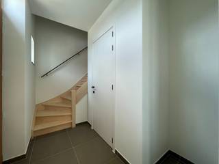 In de jonge en kindvriendelijke verkaveling, <u>Te Groeneweghe </u>te Roeselare (t.h.v. Decathlon) bieden wij deze prachtige, halfopen woning te huur. Deze biedt u niet alleen een rustige ligging, maar ook een vlotte bereikbaarheid naar het centrum van Roeselare alsook een directe aansluiting met de R32!<br /><br /><strong><em><u>De woning werd volledig afgewerkt met kwalitatieve materialen en bestaat uit:</u></em></strong><br /><br /><u>Op het gelijkvloers:</u><br />- Inkomhal met gastentoilet en vestiaire <br />- Zeer ruime en lichtrijke woonkamer<br />- Volledig uitgeruste, open keuken<br />- Wasplaats met keukenberging<br />- Tuin met tuinberging<br />- Carport met plaats voor 2 autostaanplaatsen <br /><br /><u>Op het 1ste verdiep: </u><br />- 3 volwaardige slaapkamers<br />- Badkamer met dubbel lavabomeubel, bad en inloopdouche <br />- Apart toilet<br />- Vaste trap naar de zolder<br /><br /><u><em><strong>Deze uitgeruste nieuwbouwwoning biedt u volgende troeven:</strong></em></u><br />- Zonnepanelen 4200 WP <br />- Regenwaterput van 10.000 liter <br />- E-peil 20 !<br />- Vloerverwarming <br />- Volledig geschilderd<br />- Vliegenramen aanwezig <br />- Alle lichtarmaturen zijn voorzien<br /><br /><strong>Deze nieuwbouwwoning is beschikbaar vanaf 1 OKTOBER 2026. </strong><br /><br />Voor meer inlichtingen of een bezoek, aarzel niet mij te contacteren op het <strong>nummer 051 21 11 11 / WhatsApp +32 471 20 07 47</strong> OF via <strong>victoria@imfiro.be.</strong>
