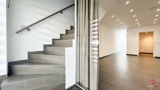 Bij ImmoFusion 7/7 open huis: klik op onze 3D-tour en ervaar vastgoed alsof je er zelf doorloopt.<br /><br />Bent u op zoek naar een veelzijdige woning in het bruisende hart van Beringen-Centrum, vlak bij winkels, restaurants en openbaar vervoer? Dan is deze recent gerenoveerde woning een unieke kans.<br /><br />Bij het betreden van het pand vallen meteen de twee aparte toegangen op: een trap naar boven naar het appartement en een deur naar het gelijkvloerse woongedeelte met één slaapkamer. Deze indeling maakt het perfect mogelijk om verschillende functies te combineren onder één dak, met behoud van privacy.<br /><br />Het gelijkvloers werd recent vernieuwd en dat merkt u meteen. U komt binnen in een gezellige leefruimte die ook perfect kan dienen als eetkamer. Aansluitend bevindt zich de volledig nieuwe keuken met moderne afwerking en kwaliteitsvolle materialen. Achter de keuken is er momenteel een toilet met lavabo, evenals een ruimte die reeds voorbereid is om ingericht te worden als badkamer, volledig naar eigen wens. Achteraan vindt u een ruime slaapkamer met veel natuurlijk licht en een rustgevend uitzicht op het gezellige stadstuintje, waar het heerlijk vertoeven is.<br /><br />Via de trap aan de voorzijde bereikt u het appartement. Hier komt u binnen in een aangename leefruimte met eigen keuken. Van hieruit heeft u toegang tot het terras op de eerste verdieping, een fijne plek om te genieten van zon en rust. Op de verdieping erboven bevindt zich een zeer ruime slaapkamer en een badkamer met douche, wat zorgt voor comfortabel en zelfstandig wonen.<br /><br />Deze woning is ideaal voor een koppel of alleenstaande die op zoek is naar flexibiliteit in gebruik, maar ook bijzonder geschikt voor wie wonen en werken wil combineren. De woning is momenteel een woonst, maar biedt duidelijke mogelijkheden voor een bureau of praktijk aan huis, zoals bijvoorbeeld voor een schoonheidsspecialiste. Een eigen handelsruimte van minder dan 100 m² is immers niet vergunningsplichtig, waardoor de koper de mogelijkheid heeft om aan te kopen aan 2% registratierecht.<br /><br />Dankzij de centrale ligging geniet u van alle voordelen van het stadsleven, terwijl Beringen ook tal van groene ruimtes en recreatiemogelijkheden te bieden heeft.<br /><br />Pluspunten van deze woning zijn de ligging in het centrum, parkeermogelijkheden voor het gebouw, de mogelijkheid tot combinatie van wonen en handelsruimte van ongeveer 50 m², de instapklare staat waarbij kopen echt verhuizen is, het gezellige stadstuintje en het terras op de eerste verdieping.<br /><br />Voor een bezichtiging ter plaatse of meer informatie kan u ons bereiken op 078/78.78.70, of kom gerust langs op kantoor. U bent steeds welkom bij ImmoFusion.<br /><br />Pluspunten :<br />- In het centrum<br />- Parkeermogelijkheden voor het gebouw<br />- Mogelijkheid tot app en handelsruimte van 50m²<br />- Volledig instapklaar <br />- Stadstuintje<br />- Terras op de 1ste verdieping<br />-2% RR!!<br /><br />Voor een bezichtiging ter plaatse of meer info, bel ons op 078/78.78.70, of kom gewoon binnen op ons kantoor, steeds welkom!