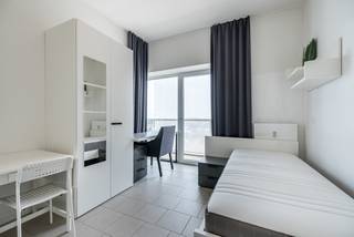 Vandaag nemen we je mee naar de negende verdieping van complex 'Park Toren', waar we deze recente studentenkamer terugvinden. De studentenkamer is gelegen op wandelafstand van alle nodige faciliteiten zoals winkels, scholen en openbaar vervoer. Op slechts 500 meter bereiken we het Eilandje, rijk aan leuke restaurants en cafés waar altijd iets te beleven valt. <br /><br />Naast het complex bevinden zich twee campussen van de AP Hogeschool. Op vijf minuten fietsen bevindt zich dan weer de Universiteit van Antwerpen. <br /><br />We betreden de studentenkamer via een inkomhal die toegang geeft tot de badkamer voorzien van lavabo, douche en toilet. Wanneer we doorlopen betreden we de kamer voorzien van een kitchenette met koelkast, kookplaat en oven. De meubels zijn inbegrepen.<br /><br />De grote raampartijen zorgen voor voldoende lichtinval en geven toegang tot het ruime terras van 18,8 m² met zicht op de skyline van Antwerpen en het Park Spoor Noord. <br /><br />De studentenkamer leent zich ook perfect tot vastgoedinvestering. Momenteel wordt deze verhuurd voor 560 euro + gemeenschappelijke kosten.<br /><br />Ben je op zoek naar een studentenkamer in Antwerpen?<br />Contacteer ons gerust via office@julimmo.be of 03 303 39 36.