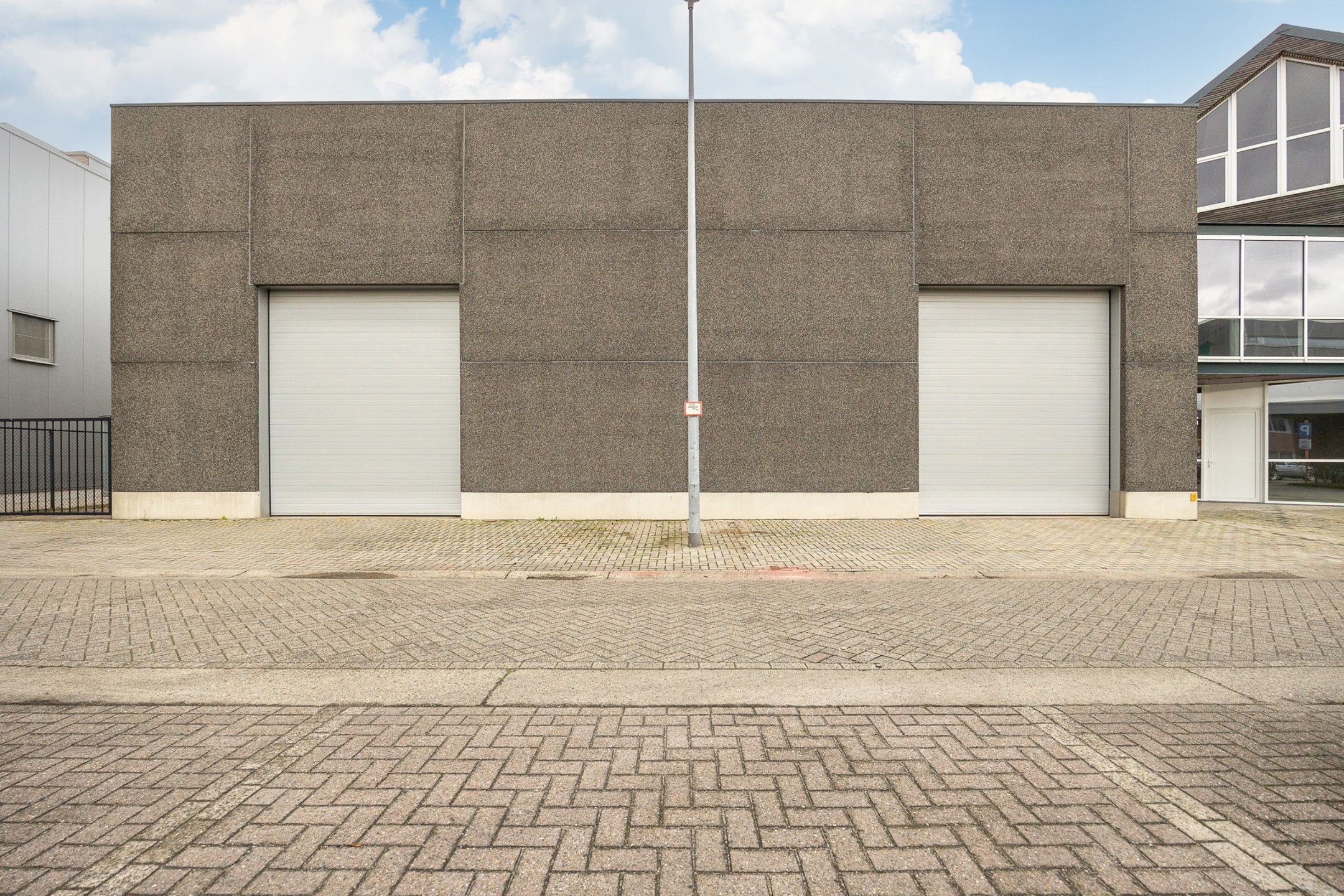 Bedrijfsgebouw te koop:magazijn, showroom, kantoor en woonst - foto 2