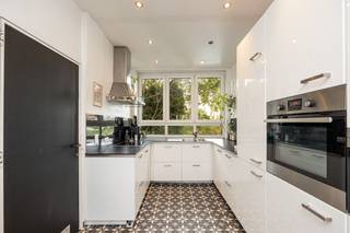 Ontdek dit aangename duplexappartement in het hart van Borgerhout, op wandelafstand van de Sint-Willibrorduskerk. Gelegen in een populaire buurt, geniet u hier van een bruisende omgeving met een mix van trendy horecazaken, lokale winkels en gezellige woonstraten.<br /><br />Het appartement bevindt zich op de tweede en derde verdieping en straalt meteen warmte en karakter uit. Op de tweede verdieping vindt u een lichtrijke leefruimte waar het aangenaam vertoeven is, een uitnodigend eetgedeelte en een volledig uitgeruste open keuken die aansluit bij het geheel. De badkamer is praktisch ingericht met een douche en voorzien van aansluiting voor een wasmachine.<br /><br />De bovenste verdieping biedt een verrassend ruime slaapkamer, een aparte bureauruimte ideaal voor thuiswerk of hobby en toegang tot een heerlijk zonnig dakterras van maar liefst 16 m². Hier kan u in alle rust genieten van een tasje koffie of een ontspannen aperitiefje in de buitenlucht.<br /><br />Er zijn geen bijkomende gemeenschappelijke kosten.<br /><br />Beschikbaar vanaf 15/5/2026.<br /><br />Interesse? Neem gerust contact op voor meer informatie of een vrijblijvende bezichtiging via 03 225 00 68 of mail naar laura@wellimmo.net. 