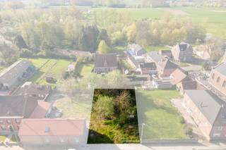 <p>Droom je van rustig wonen in het groen? Deze bouwgrond in het landelijke Waarbeke biedt een unieke kans om jouw eigen woning te realiseren.</p><p>Het perceel heeft een oppervlakte van 4a30 en een straatbreedte van 13,62 m, ideaal voor een open bebouwing met ruimte en privacy.</p><p>De verkavelingsvergunning bepaalt volgende bouwvoorschriften:</p><ul><li><p>Kroonlijsthoogte: max. 6 m bij hellend dak, 6,5 m bij plat dak</p></li><li><p>Bouwbreedte: max. 8 m</p></li><li><p>Bouwdiepte: max. 12,5 m</p></li></ul><p>De ligging combineert landelijke rust met een vlotte bereikbaarheid naar winkels, scholen en openbaar vervoer. Een ideale locatie voor wie op zoek is naar een bouwgrond in Geraardsbergen in een groene en rustige omgeving.</p><p>Interesse? Neem gerust contact op voor meer informatie.</p>