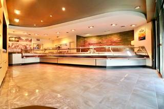 Dit handelspand is gelegen in de winkelstraat van Eeklo en op een boogscheut van de Markt van Eeklo. Omgeven door handel en horeca is het de...