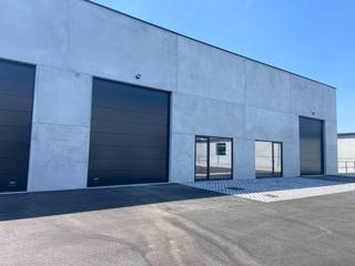 Moderne KMO-unit / magazijn van 220,5 m² gelegen in Sint-Eloois-Vijve (Waregem).<br /><br />Unit 4 beschikt over:<br /><br />- Oppervlakte: 220,5 m²<br />- 2 privatieve parkeerplaatsen vlak voor de unit, aangelegd in waterdoorlatende klinkers<br />- 1 extra parkeerplaats (nr. 12)<br />- Polycarbonaat lichtstraat voor extra daglicht<br />- Toilet<br />- Regenwaterput van 7.500 liter<br />- Individuele buitenverlichting<br />- Elektrisch bedienbare sectionaalpoort (type SL) van 4,00 m breed x 4,50 m hoog<br />- Rekkeninstallatie aanwezig van 9 m + 3 m met inlegborden. Indien gewenst kan deze door de verhuurder worden verwijderd.<br /><br />Deze kwalitatieve KMO-unit is ideaal voor opslag, atelier, logistiek of lichte bedrijfsactiviteiten en is vlot bereikbaar.<br /><br />Interesse of graag meer informatie? Neem gerust contact op.