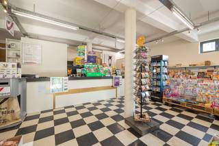 Veelzijdige gebouw op een perceel van 509 m² met een bewoonbare oppervlakte van 140 m² voor het appartement en een handelszaak van 174m2. Dit pand is ideaal voor uiteenlopende commerciële doeleinden: kantoor, winkel, showroom en meer. Bovendien is er voldoende buitenparkeergelegenheid aanwezig.<br /><br />Indeling:<br /><br />Gelijkvloers (handelszaak):<br />• Aparte inkom voor appartement<br />• Winkelruimte van 120 m²<br />• Werkruimte/opslag 29 m²<br />• Werkruimte/opslag 22 m²<br />• Toilet<br />• Trap naar kelder<br /><br />1ste verdieping (gerenoveerd appartement in 2017):<br />• Inkom<br />• Badkamer<br />• 3 slaapkamers (13 m², 11 m² en 11 m²)<br />• Bergruimte<br />• Apart toilet<br />• Open keuken<br />• Ruime eet- en leefkamer<br />• Groot terras van 51 m²<br /><br />Parkeergelegenheid:<br />• 2 garageboxen<br />• 3 carportplaatsen<br />• 6 parkeerplaatsen<br /><br />Bijzonderheden:<br />- 2017 : Totaalrenovatie appartement<br />- 2013 tot 2025 : Opfrissen gelijkvloers, nieuwe cv en elektriciteit<br />- Terras appartement : kunststof bankirai<br />- Deels elektrische rolluiken<br />- Diverse vliegenramen<br />- Dak is geïsoleerd met 22cm steridurplaten<br />- Spouwmuur is na geïsoleerd<br /><br />Mis deze kans niet! Plan snel je bezoek en ontdek deze ruime woning zelf.<br />0474 34 43 00<br />bart.gerardi@albert.immo<br />www.albert.immo<br /><br />Bij Albert kom je thuis!