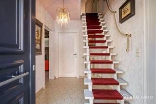 Deze charmante woning bevindt zich in een rustige straat in het centrum van Helkijn en geniet van een aangename en rustige ligging, vlakbij alle nodige voorzieningen. De woning werd steeds met de nodige zorg onderhouden en bevindt zich vandaag in instapklare staat, al is een verdere modernisatie wenselijk om het geheel naar hedendaagse normen te brengen.<br />Het buitenschrijnwerk werd reeds vernieuwd en bestaat uit PVC-ramen met dubbele beglazing en rolluiken (elektrisch beneden en manueel boven).<br /><br /><u><strong>Indeling</strong></u><br />Het gelijkvloers omvat een inkomhal, leefruimte, geïnstalleerde keuken, polyvalente kamer (slaapkamer/bureau), apart toilet, berging en veranda. Daarnaast is er een buitenberging en twee te renoveren of af te breken garages (mogelijk extra tuinruimte).<br />Op de verdieping bevinden zich de nachthal, drie volwaardige slaapkamers en een vierde, kleinere kamer (kinderkamer/bureau/dressing).<br /><br /><u><strong>Technisch</strong></u><br />De woning beschikt over centrale verwarming op stookolie en werd steeds goed onderhouden.<br />Het EPC-label bedraagt E (474 kWh/m² jaar) en valt onder de renovatieverplichting.<br />Met relatief eenvoudige ingrepen kan aan deze verplichting worden voldaan en kan de EPC-score worden verbeterd naar minimaal label D (simulatie beschikbaar).<br /><br /><u><strong>Grootste troeven</strong></u>
<ul>
<li>Rustige ligging</li>
<li>Goed onderhouden</li>
<li>Recent vernieuwd buitenschrijnwerk</li>
<li>Buitenschrijnwerk (PVC + dubbel glas)</li>
<li>Mogelijkheid tot gelijkvloers wonen</li>
</ul>
<br /><u><strong>Contact</strong></u><br />Meer info of een bezoek ter plaatse? Contacteer REALIMMO via 0471/892825 of aaron@real-immo.be voor verdere details of een afspraak.