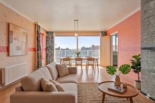 Appartement de trois chambres à rafraîchir, idéal pour ceux qui souhaitent moderniser leur maison à leur goût. L'appartement dispose d'un aménagement pratique et offre de nombreuses options pour en faire une maison confortable. Grâce aux trois chambres complètes, il y a suffisamment d'espace pour une famille, un bureau ou une salle de loisirs.Un avantage supplémentaire est la possibilité d'acheter un box de garage, qui offre un confort de stationnement supplémentaire et un espace de rangement supplémentaire. Une opportunité intéressante tant pour l'accession à la propriété que pour l'investissement.MISE EN PAGE- hall d'entrée pratique- un espace de vie lumineux avec vue- cuisine avec espace de rangement séparé- 3 chambres- toilettes séparées- salle de bain avec baignoire et lavaboPossibilité de co-acheter un box de garage à la résidence.Ces dernières années, des investissements ont déjà été réalisés dans la modernisation de l'ascenseur, des terrasses, des balustrades et du toit. Par conséquent, aucun coût majeur n'est actuellement prévu dans le bâtiment.Bref, cet appartement est à la fois idéal pour se faire une maison confortable et une opportunité intéressante pour ceux qui recherchent un investissement rentable !Vous souhaitez plus d'informations ou une visite ?Alors contactez rapidement Mathias au 0472 18 39 90 ou mathias.lauwyck@dewaele.com !Registre des mesures: non
