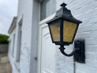 Het station van Velm is een voormalig spoorwegstation langs spoorlijn 21 (Landen-Hasselt) in Velm. Het station werd gesloten en in gebruik genomen als privéwoning. Dit authentiek pand kan mits renovatiewerken terug worden omgevormd tot een karaktervol pareltje!!!<br /><br />Alle foto's en een volledige tekst kan je terugvinden op onze eigen website --> www.pierco.be<br /><br />We betreden het pand via de centrale inkomhal dewelke doorgang biedt tot alle woongelegenheden. De vaste trap, gelegen aan de linkerzijde, zal ons naar de bovengelegen slaapvertrekken en zolderruimte leiden.<br /><br />De ruime woonkamer bevindt zich aan de achterzijde van het pand dewelke zicht heeft op de spoorlijn. Naastliggend treffen we de keuken met aansluitend de ruime berging. Vanuit de keuken heeft men via de keldertrap toegang tot de cv-ruimte en koele kelderberging.<br /><br />Aan rechterzijde van de inkomhal bevindt zich een bureelruimte met aansluitend de badkamer.<br /><br />De bovenverdieping voorziet drie slaapkamers. De zolderverdieping is eveneens bereikbaar via de centrale trappenhal.<br /><br />Tot slot beschikt het pand over een inpandige garage en een ruime aanbouw met opslagmogelijkheden.<br /><br />De tuin strekt zich uit naar de straatzijde maar er kan eveneens gebruik gemaakt worden van het achterliggende perceel (eigendom NMBS).<br /> 