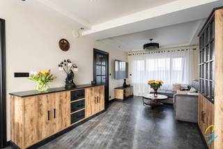 Cette maison a été entièrement rénovée avec des matériaux de haute qualité en 2025.<br /><br />La maison comprend 4 chambres, une cuisine entièrement équipée avec four, micro-ondes, plaque à induction, réfrigérateur et congélateur, un salon avec coin repas et une agréable véranda avec climatisation/chauffage. Au rez-de-chaussée, il y a 1 chambre et également une petite salle de bains. Au premier étage, vous trouverez 3 chambres, dont 1 avec dressing. De plus, il y a une salle de bains luxueuse avec baignoire et grande douche à l'italienne. Il y a aussi un grenier avec beaucoup d'espace de rangement.<br /><br />Au sous-sol se trouvent une 'mancave', garage, buanderie et débarras.<br /><br />Le jardin est agréablement aménagé avec pergola, terrasse et cabane de jardin.<br /><br />Plus d'infos ou une visite ?<br />Appelez Isabelle : 0498/10.69.56 ou isabelle@cornelis-goeman.be