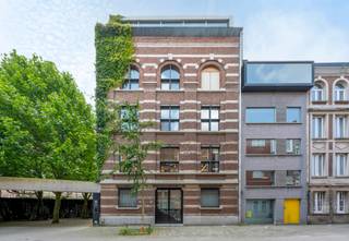 PLAN VIA VOLGENDE LINK UW BEZOEK IN ALSOOK UW GEGEVENS: https://demeester.mijnhuurprofiel.be/whise/6050758<br /><br />Uniek en architecturaal pakhuis-kantoor nabij de Scheldekaaien, als voormalig kantoor van gerenommeerd architectenkantoor Crepain Binst Architecture.<br /><br />Deze instapklare kantoorruimtes betreffen een oppervlakte van wel 750m2, verdeeld over drie verdiepingen.<br />Alle faciliteiten zijn gloednieuw zoals : koeling en verwarming via warmtepomp, ventilatie op elke verdieping, brandalarm, domotica, inbraakalarm, toegangscontrole (PIN en NFC), netwerkkabels, videophone met app, serverruimte, camerabewaking (hal &amp; parking), fietsparking, en een terras aan de kantine op de eerste verdieping.<br />Vloerverwarming.<br /><br />Twee inkomhallen zijn beschikbaar, diverse vergaderzalen maar ook een riante open landschapskantoren, met talloze aangename werkeilanden. Per verdieping is er een zeer recente keuken voorhanden en sanitaire ruimte.<br /><br />Tevens is er zelfs nog een kelderverdieping die wordt ingericht als extra vergaderzaal met sanitaire cel en bergruimte, die optioneel kan bijgehuurd worden.<br />Het sfeervolle binnenplein biedt ruimte voor 8 autostaanplaatsen, en er zijn fietsenstallingen.<br /><br />De statige en karaktervolle voorgevel aan de straatzijde zorgt voor een uitzonderlijk en authentiek karakter van uw kantoor.<br />De bijzondere staalstructuur en hoge plafonds (3.60m) maken van dit pakhuis een architecturale, hedendaagse parel en inmiddels goed gekend adres in de stad.<br /><br />Een iconische werkplek !