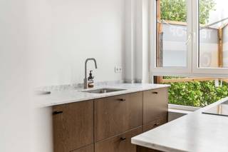 <p><span>Exclusief wonen op de bovenste verdieping: Prachtig gerenoveerd dakappartement met zuidgericht terras</span></p><p><span>Bent u op zoek naar de ultieme combinatie van licht, luxe en een centrale locatie? Dit onlangs totaal gerenoveerde dakappartement (2026) biedt u een unieke woonbeleving op een absolute toplocatie in Wilrijk, nabij de gegeerde Pulhofwijk. Met een royale oppervlakte van ca. 111 m², een hoogwaardige afwerking op parket en een uitstekende Mobiscore van 9/10, geniet u hier van alle comfort van een nieuwbouw in een residentiële omgeving.</span></p><p><span> </span></p><p><span>Stijlvolle inkom & praktische berging</span></p><p><span>U komt het appartement binnen via een verzorgde inkomhal met een apart gastentoilet. Direct aansluitend vindt u een uiterst praktische berging, voorzien van een ruime ingemaakte kast en de nodige aansluitingen voor uw wasmachine en droogkast. Zo blijft uw woonruimte altijd strak en opgeruimd.</span></p><p><span> </span></p><p><span>Lichtrijke leefruimte & designkeuken</span></p><p><span>Het hart van dit dakappartement is zonder twijfel de riante leefruimte met open keuken van ca. 40m². De prachtige parketvloer en de grote raampartijen zorgen voor een warme, uitnodigende sfeer met een overvloed aan natuurlijk licht. De open keuken is een droom voor elke kookliefhebber: voorzien van een stijlvol kookeiland met ontbijthoek en uitgerust met kwalitatieve toestellen, waaronder een inductiekookplaat met ingebouwde afzuiging en een ruime oven. Een perfecte plek om gasten te ontvangen of in alle rust te genieten.</span></p><p><span> </span></p><p><span>Slaapkamers, bureel & badkamer</span></p><p><span>De nachthal, eveneens voorzien van een handige ingemaakte kast, leidt naar de verschillende kamers. De masterbedroom van ca. 18 m² en de tweede slaapkamer van ca. 10 m² zijn beide smaakvol afgewerkt op parket en bieden direct toegang tot het zonnige terras. Een bijzondere troef is de derde polyvalente ruimte van ca. 12 m². Dankzij de natuurlijke lichtinval via de lichtkoepel is dit de ideale plek voor een riante dressing of een rustig thuiskantoor. De moderne badkamer sluit hier naadloos op aan met een ruime inloop-regendouche en een elegant wastafelmeubel.</span></p><p><span> </span></p><p><span>Zonnig terras & parkeren</span></p><p><span>Heerlijk ontspannen kan op het zuidgerichte terras, waar u de hele dag van de zon geniet. Het terras beschikt bovendien over een handige extra opbergkast. Bij het appartement is een private kelderberging inbegrepen. Voor optimaal comfort heeft u bovendien de mogelijkheid om een ondergrondse autostaanplaats aan te kopen voor 23.000 euro, waardoor parkeerstress definitief tot het verleden behoort.</span></p><p><span> </span></p><p><span>Troeven:</span></p><p><span>- Totaalrenovatie (2026): Kwalitatieve afwerking en modern comfort.</span></p><p><span>- Toplocatie: Gelegen nabij de Pulhofwijk met een Mobiscore van 9,0.</span></p><p><span>- Licht & Ruimte: Royale kamers en een prachtige lichtinval doorheen het hele pand.</span></p><p><span>- Extra troef: Polyvalente derde kamer (dressing of bureel) met lichtkoepel.</span></p><p><span>- Zuidgericht terras: Optimaal genieten van de zon aan de rustige achterzijde.</span></p><p><span> </span></p><p><span>Kortom: een instapklaar en luxueus dakappartement dat ruimte en rust combineert met een centrale ligging. Maak vandaag nog een afspraak voor een bezoek en laat u verrassen!</span></p>