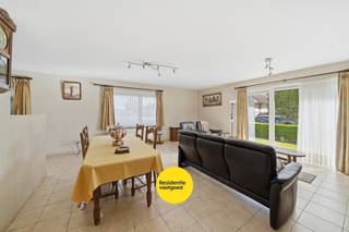 In het centrum van Oudenburg bevindt zich dit verzorgd gelijkvloers appartement in de residentie Lindenhof. Dankzij de centrale ligging geniet u van een vlotte bereikbaarheid en bevinden winkels, openbaar vervoer en andere voorzieningen zich op wandelafstand.<br /><br />Het appartement, gebouwd in 2000 en met een bewoonbare oppervlakte van ca. 94 m², werd doorheen de jaren goed onderhouden. Zo werden alle ramen in 2011 vernieuwd naar PVC met hoogrendementsglas en is de videofonie recent vervangen.<br /><br />Bij het betreden van het appartement komt u in de inkomhal met gastentoilet. De lichtrijke leefruimte met tegelvloer vormt samen met de open keuken het hart van de woning. De keuken is praktisch ingericht en voorzien van alle nodige toestellen, ideaal voor dagelijks comfort.<br /><br />Verder beschikt het appartement over twee volwaardige slaapkamers, waarvan één met ingemaakte kasten, een badkamer met ligbad en een handige berging/wasplaats.<br /><br />Een absolute troef is het privatief genot van de tuin, waar u in alle rust kan genieten van het buitenleven.<br /><br />Extra comfort wordt geboden door een ruime garage (nr. 43) met elektriciteit en water, verplicht mee aan te kopen.<br /><br />Dit appartement leent hem zowel als ideale permanente woning maar ook als investering. <br />Benieuwd naar meer? Vraag uw bezoek aan via ons gekende nummer 059/250 590