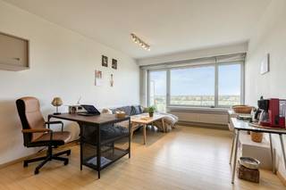 Dit instapklaar appartement met een slaapkamer en terras te koop in Antwerpen is gelegen in een residentieel gebouw op de tiende verdieping en heeft een bewoonbare oppervlakte van 72m². <br /><br />Indeling:<br />- Inkomhal met ingebouwde kasten<br />- Ruime woonkamer met toegang tot het terras dat uitzicht biedt over de Konijnenwei<br />- Terras 13m²<br />- Keuken<br />- Slaapkamer<br />- Badkamer met ligbad en lavabo<br />- Apart toilet<br />- Kelderberging<br /><br />Troeven:<br />- Ruim terras met prachtig uitzicht over de Konijnenwei<br />- Conforme elektrische keuring<br />- Veel potentieel<br />- Conciërge in het gebouw<br /><br />Ideaal als starters appartement of als investering.<br /><br />Dit appartement wordt te koop aangeboden voor een vraagprijs van 223.000 euro.<br />Mogelijkheid tot het aankopen van een ondergrondse garagebox met een vraagprijs van 35.000 euro.<br /><br />Bent u geïnteresseerd in een appartement of woning te koop in Antwerpen? Aarzel dan niet om ons te contacteren. <br />Had u graag uw eigen eigendom te koop aangeboden contacteer ons dan voor een vrijblijvende schatting, telefonisch op het nummer 03/206.76.76 of per mail naar antwerpen@dewaele.com.<br /><br />Ook voor alle andere vragen omtrent vastgoed, kopen of verkopen kan u steeds bij ons terecht!<br /><br />Bestuursmaatregelen in het maatregelenregister: nee<br /><br />Deze AI-visualisaties zijn bedoeld als inspiratie. Er werd geen rekening gehouden met technische specificaties, stedenbouwkundige voorschriften of de concrete mogelijkheden tot realisatie.