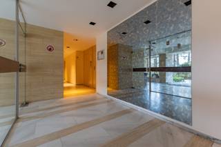 Immo Pické biedt u dit uiterst gunstig gelegen appartement aan, gelegen in de nabijheid van scholen, winkels, openbaar vervoer, invalswegen en alle voorzieningen. Dit appartement, gelegen op de 7e verdieping (met lift), beschikt over een inkomhal, een lichtrijke woonkamer met eetplaats, een keuken, een nachthal, twee slaapkamers (13m² en 9,50 m²), een toilet, een berging en een badkamer. Daarnaast beschikt dit appartement ook nog over een leuk terras dat zicht geeft op het kanaal. Maandelijkse lasten: +- 300 euro per maand (893 per trimester). De verwarming, het water, het onderhoud van de gemene delen, de syndicus, de brandverzekering, het gebruik van de lift, ... zijn allemaal inbegrepen in deze lasten.