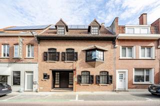 <p>Mooi gelegen, in het centrum van Aalbeke: charmante karaktervolle grote herenwoning met uitweg achteraan (3 garages). <br /><br />Indeling gelijkvloers: ruime inkomhal met apart toilet, gezellige lichtrijke leefruimte met open haard, grote volledig geïnstalleerde keuken met aansluitend een 2de leefruimte/eetplaats, verder is er nog een kelder (droog) en een handige wasplaats.<br />1ste verdieping: apart toilet, 3 zeer ruime slaapkamers en een badkamer. Op de 2e verdieping is er een grote zolder met mogelijkheid tot 2 à 3 extra kamers.<br /><br />In het bijgebouw vinden we 3 garages en een ruime zolder. <br /><br />TROEVEN: 20 zonnepanelen, GUNSTIG EPC, veel parkeerplaats, mooi aangelegde tuin. <br /><br />meer info of plan je bezoek: info@immobeguin.be</p>