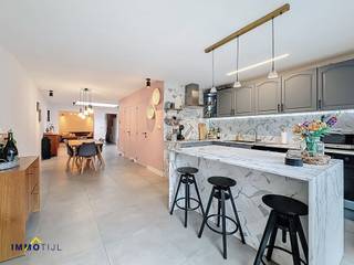 Deze recent gerenoveerde woning biedt op het gelijkvloers een inkomhal en een zeer ruime woonkamer met eetplaats en zithoek. De uitgeruste keuken...