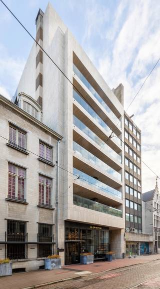 GEMEUBELD DESIGN LOFT-APPARTEMENT TE HUUR OP AAA+ LOCATIE – ANTWERPEN CENTRUMOp zoek naar luxueus en zorgeloos wonen in het hart van Antwerpen? Dit...